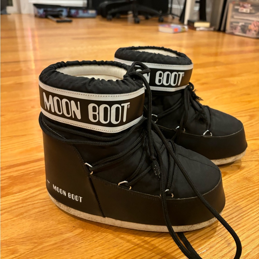 Moon boots size 7-8,5